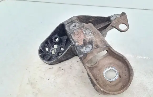 Engine mounting bracket