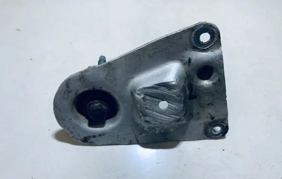 Volkswagen PASSAT B5 Engine mounting bracket 8d0399541b