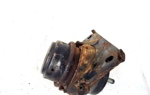 Toyota Land Cruiser (J120) Engine mount bracket
