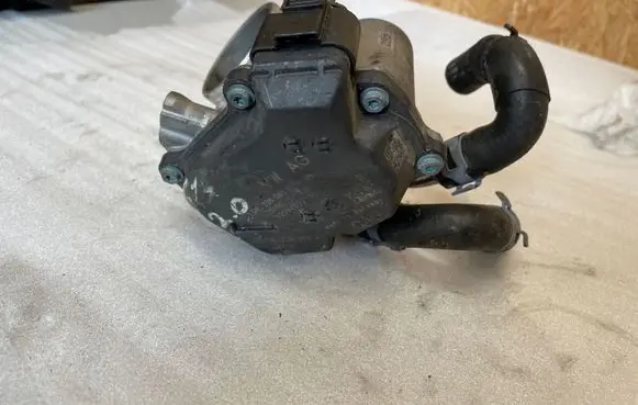 Volkswagen Golf VII Throttle valve 04L128063T