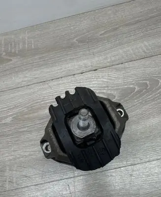 Engine mount bracket