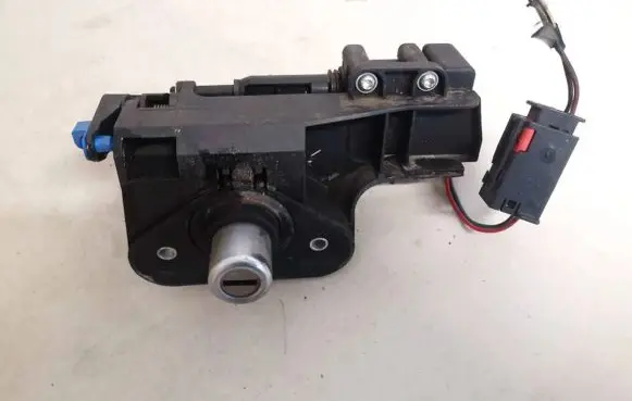 Opel Corsa C Tailgate exterior lock 90534783 90534784