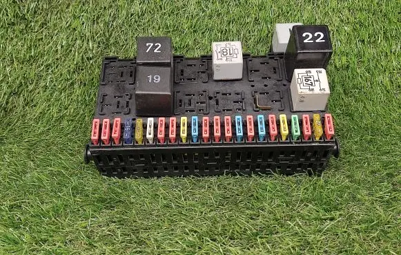 Volkswagen PASSAT B3 Fuse module 357937039