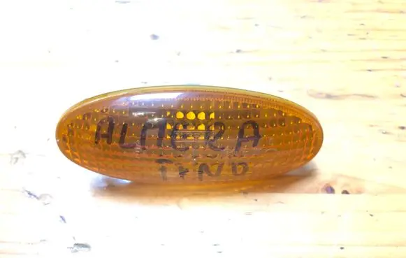 Nissan Almera Tino Front fender indicator light 23676210