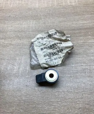 Opel Kadett E Detonation knock sensor 90510281 0261231006