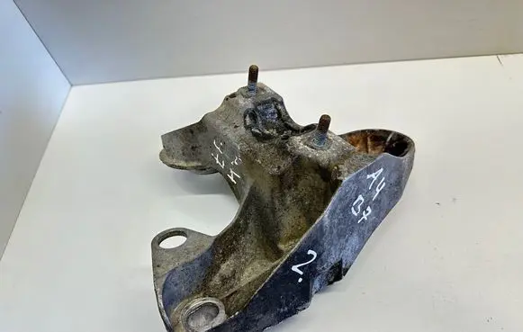 Audi A4 S4 B7 8E 8H Engine mounting bracket 8E0199351