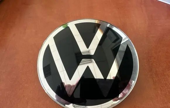 Volkswagen Polo VI Manufacturer badge logo/emblem 2GM853601E