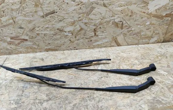 Hyundai i20 (PB PBT) Front wiper blade arm