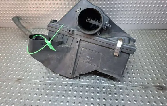 BMW 1 E82 E88 Air filter box S18031044 7797467