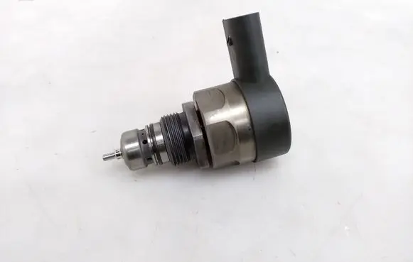 BMW 7 G11 G12 Fuel pressure regulator 0281006394 50124638