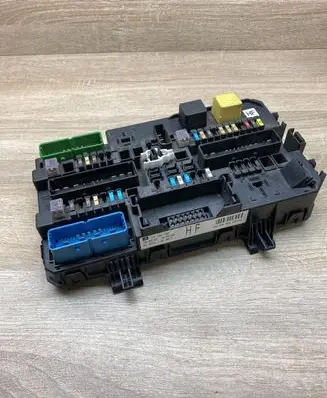 Opel Astra H Fuse module 13206758 5DK008669