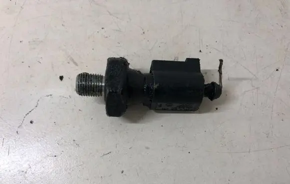 Volkswagen PASSAT B6 Oil pressure sensor 038919081C 1J0973701
