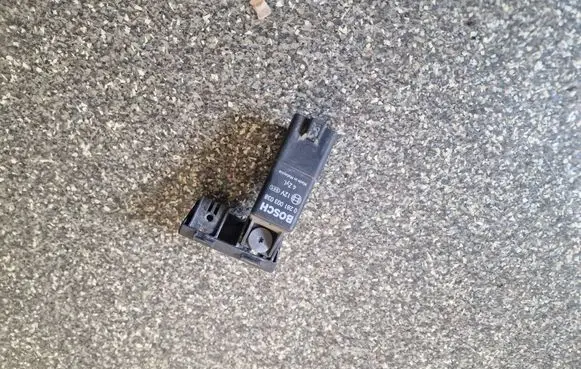 Volkswagen Touran I Glow plug pre-heat relay 0281003038
