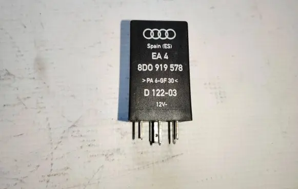 Volkswagen PASSAT B5 Other relay 8d0919578