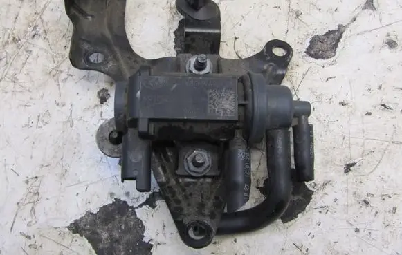 Ford Focus Valve vacuum H6BG-9F490-CA