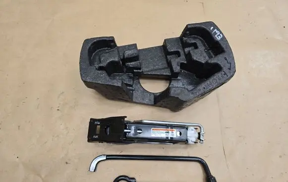 Peugeot 108 Tool set 09126OHO20