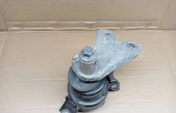 Engine mount vacuum valve
