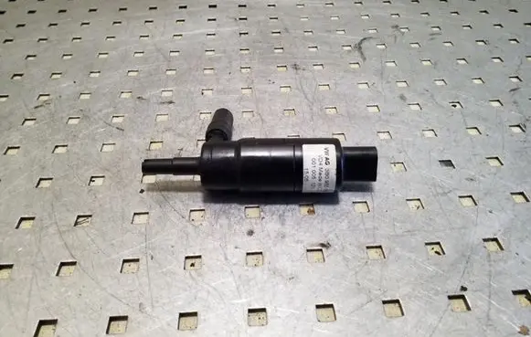 Volkswagen Touareg I Headlight washer pump 3B0955681