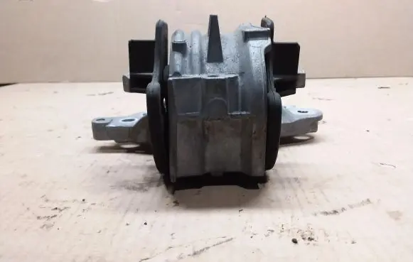 Peugeot 508 Engine mount bracket