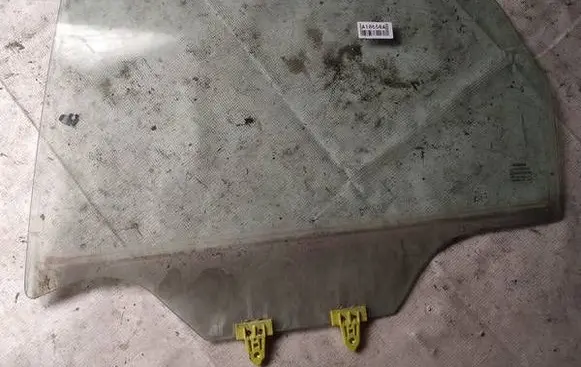 Rear door window glass