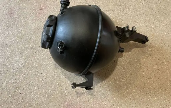 BMW 5 G60 G61 Coolant expansion tank/reservoir 9454333