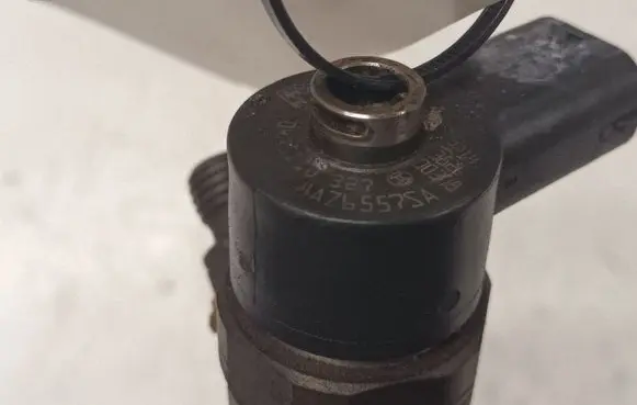 Opel Insignia A Fuel injector 0445110327