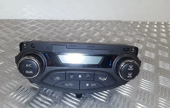 Toyota Yaris Climate control unit 75F206