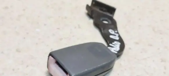 Front seatbelt buckle