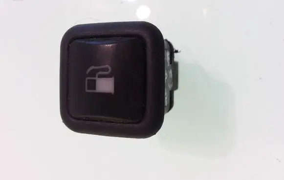 Volkswagen PASSAT B5 Fuel tank opening switch 03000313