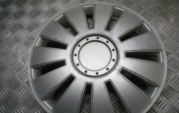 Toyota Avensis T250 R15 wheel hub/cap/trim 