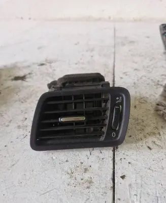 Volkswagen PASSAT B6 Dashboard side air vent grill/cover trim