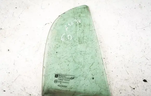 Opel Astra G Rear vent window glass 