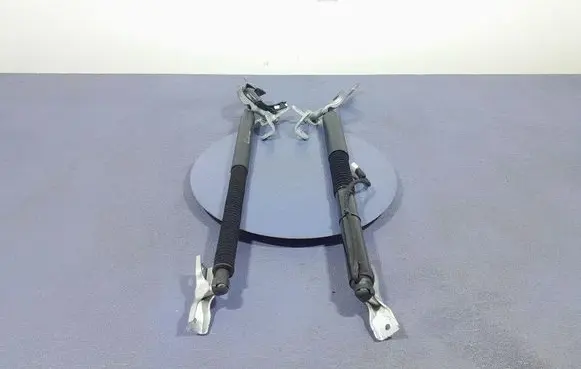 BMW X3 E83 Shock absorber/damper mounting bracket 9482795