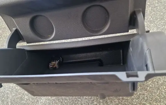 Volkswagen Touran II Glove box