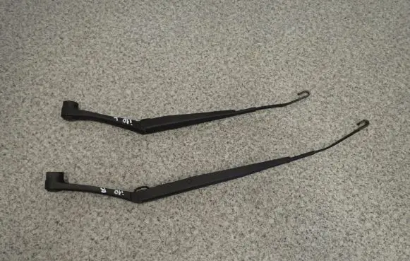 Hyundai i10 Front wiper blade arm
