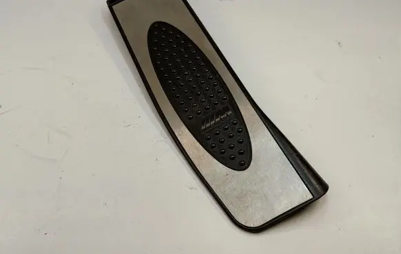 Foot area side trim