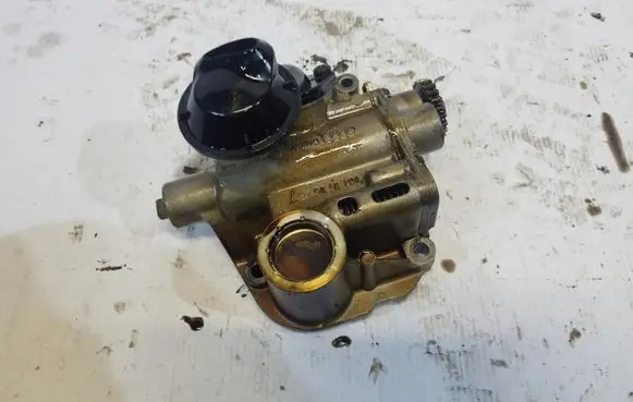 Audi A4 S4 B8 8K Oil pump 