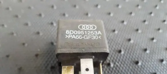 Volkswagen PASSAT B5.5 Other relay 8D0951253A 373