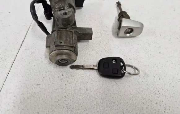 Toyota Avensis T250 Ignition lock 450200504