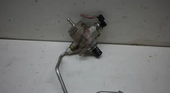 Audi A4 S4 B8 8K Fuel injection high pressure pump 06J127025J