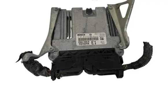 Toyota Auris 150 Engine control unit/module 8966102E10 0281013413 1039S30490