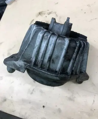 Mercedes-Benz C W204 Engine mount bracket F036072422C