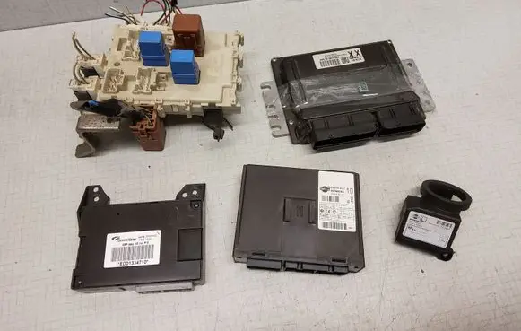 Nissan Primera Engine ECU kit and lock set MEC32591 28550AV7 5WK48123