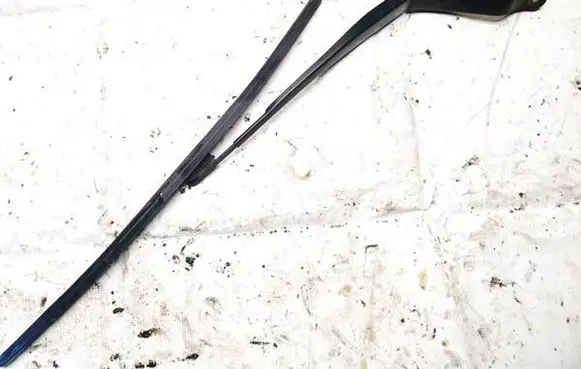 Honda CR-V Front wiper blade arm