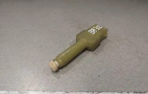 Volkswagen PASSAT B5 Brake pedal sensor switch 443945515