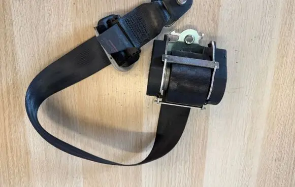 Rear seatbelt