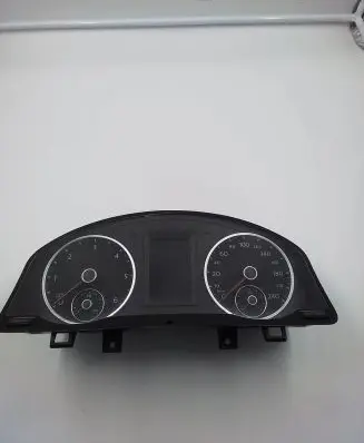 Volkswagen Tiguan Speedometer (instrument cluster) 5N0920873G