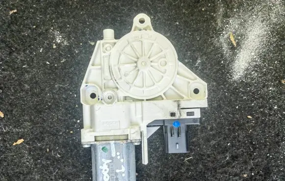 Dodge Journey Front door window regulator motor 0130822473