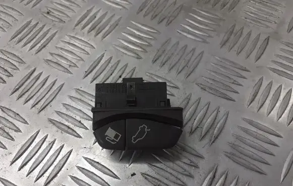Volvo V70 Fuel tank opening switch 9162946