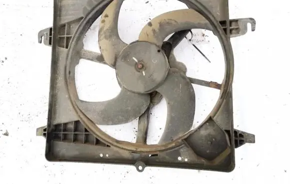 Radiator cooling fan shroud